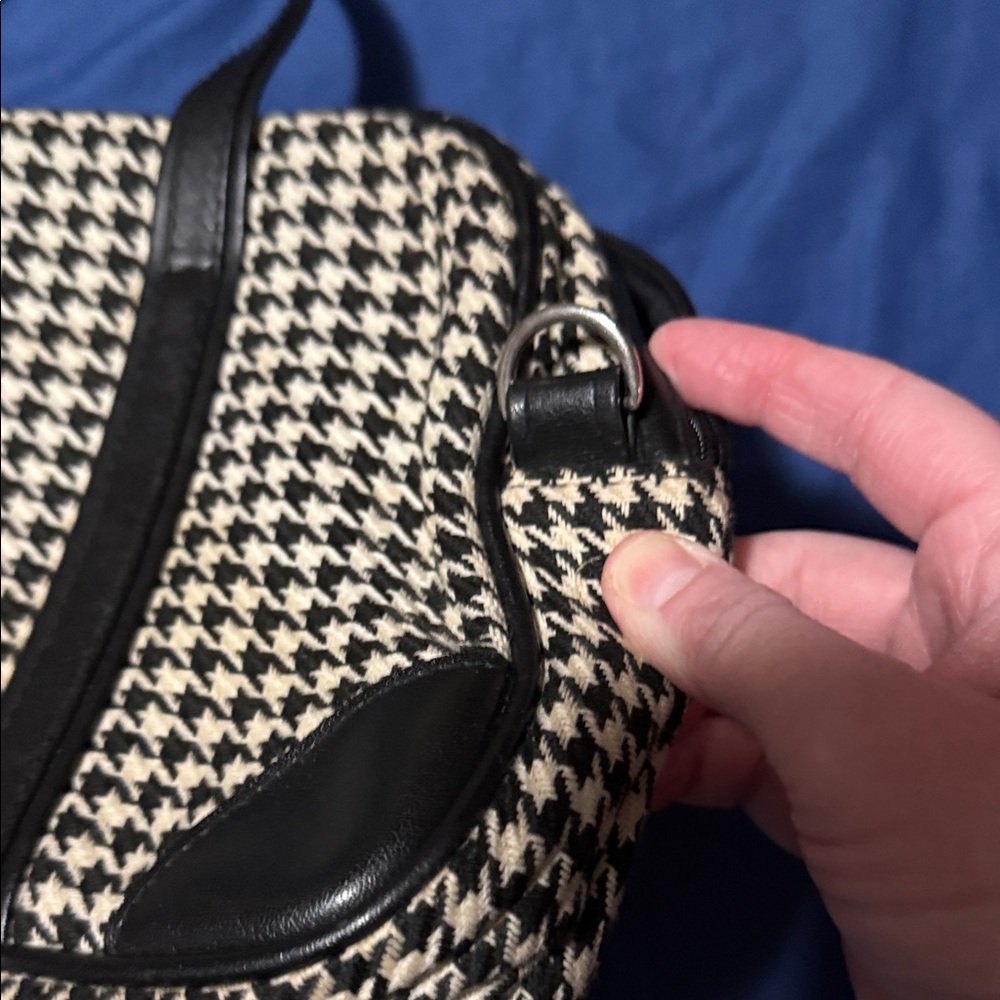 Chic Houndstooth Tote with Black Details - Picture 3 of 4